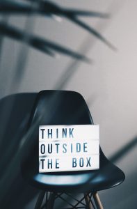 schwarzer Stuhl mit Schild mit Aufschrift "think outside the box"