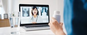 Ärztin führt eine Sprechstunde per Video