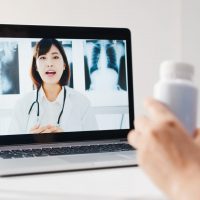 Ärztin führt eine Sprechstunde per Video