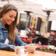 Frau mit Smartphone in einem Café